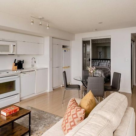 Stylish Downtown Lakeview Condo - One Free Parking Toronto Buitenkant foto