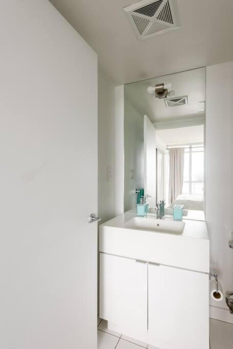Stylish Downtown Lakeview Condo - One Free Parking Toronto Buitenkant foto