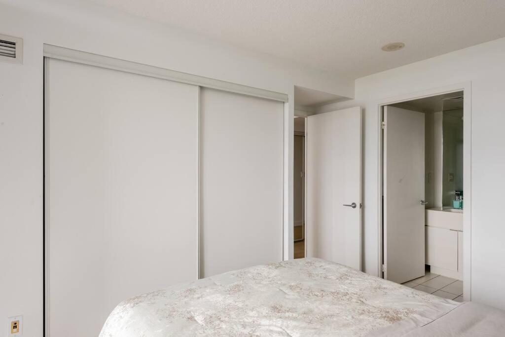 Stylish Downtown Lakeview Condo - One Free Parking Toronto Buitenkant foto
