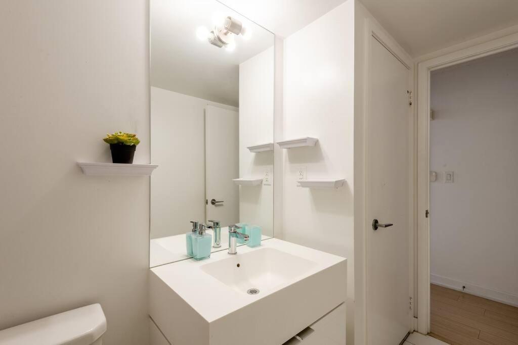 Stylish Downtown Lakeview Condo - One Free Parking Toronto Buitenkant foto