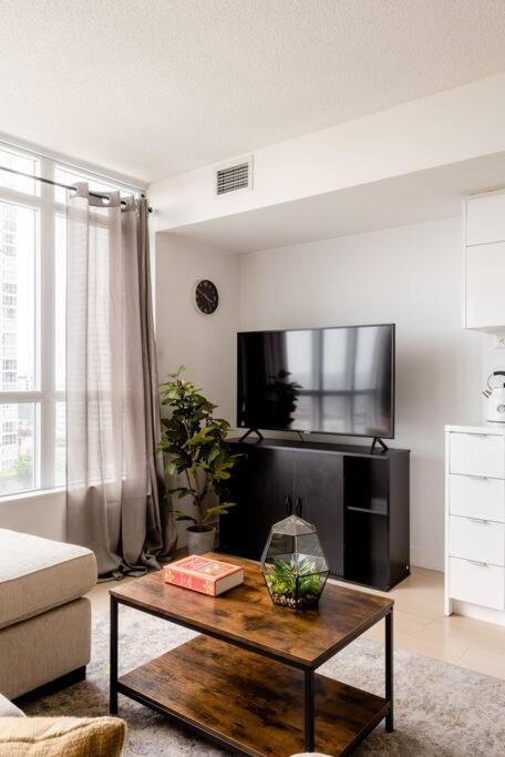 Stylish Downtown Lakeview Condo - One Free Parking Toronto Buitenkant foto