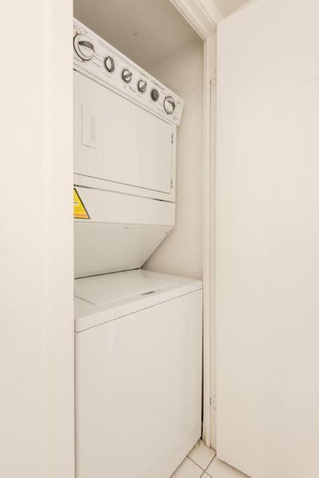 Stylish Downtown Lakeview Condo - One Free Parking Toronto Buitenkant foto