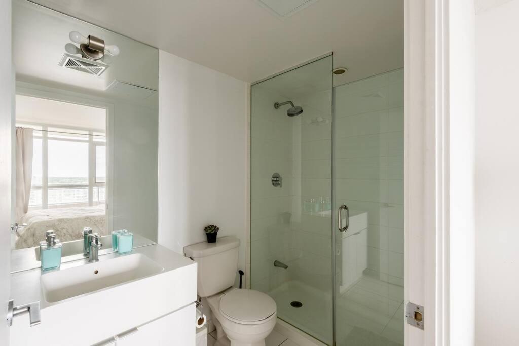 Stylish Downtown Lakeview Condo - One Free Parking Toronto Buitenkant foto