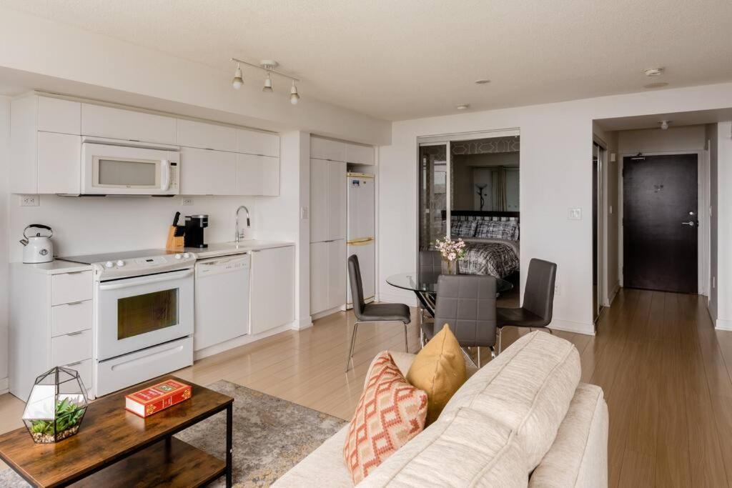 Stylish Downtown Lakeview Condo - One Free Parking Toronto Buitenkant foto