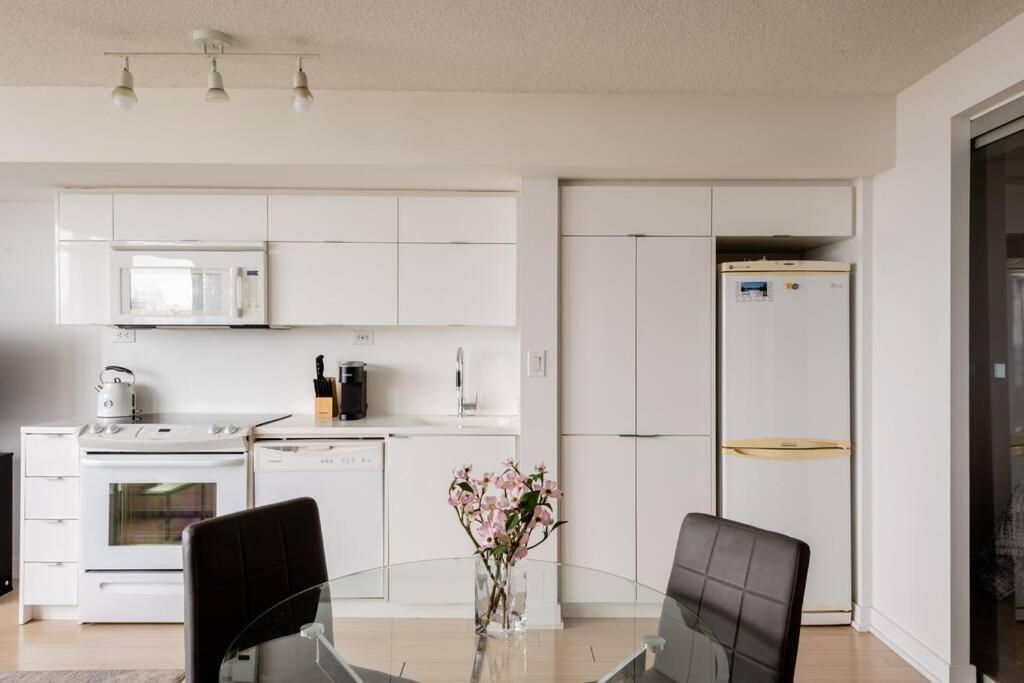 Stylish Downtown Lakeview Condo - One Free Parking Toronto Buitenkant foto