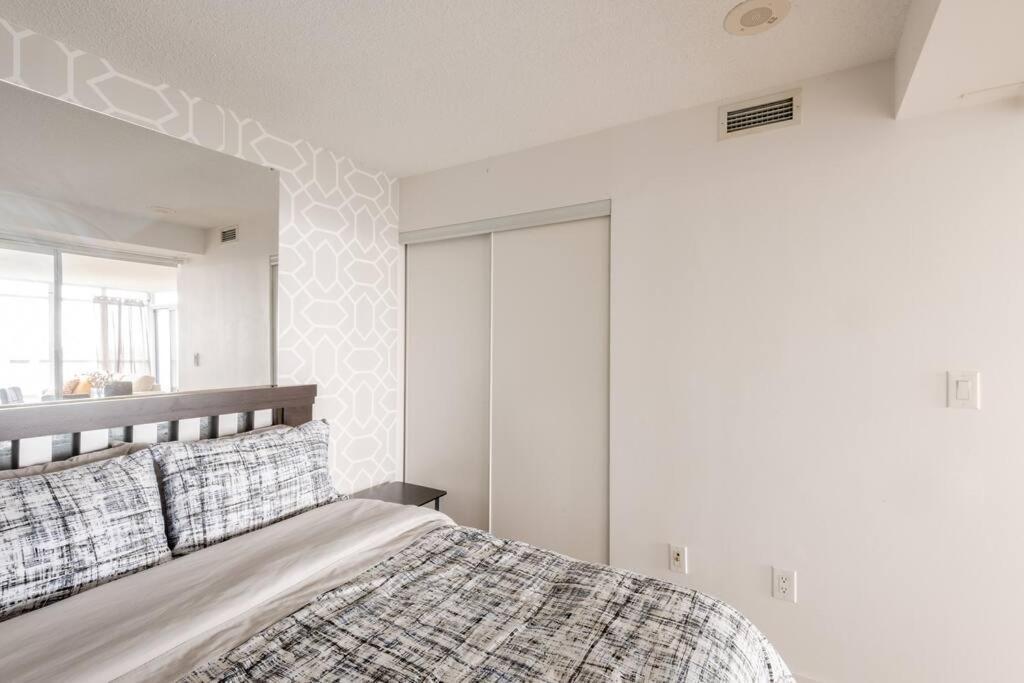 Stylish Downtown Lakeview Condo - One Free Parking Toronto Buitenkant foto