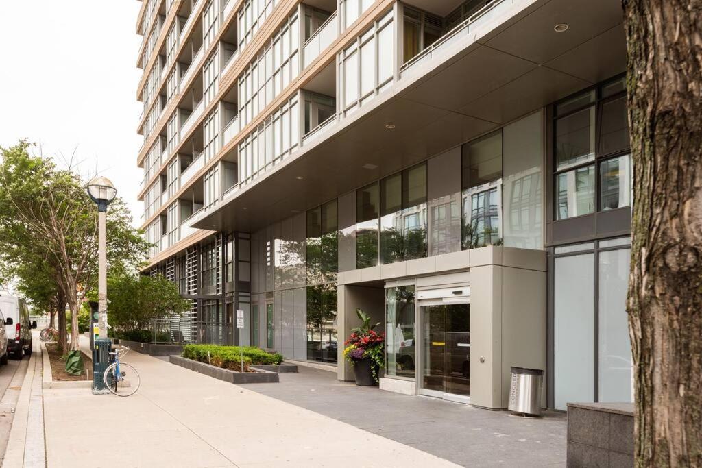 Stylish Downtown Lakeview Condo - One Free Parking Toronto Buitenkant foto
