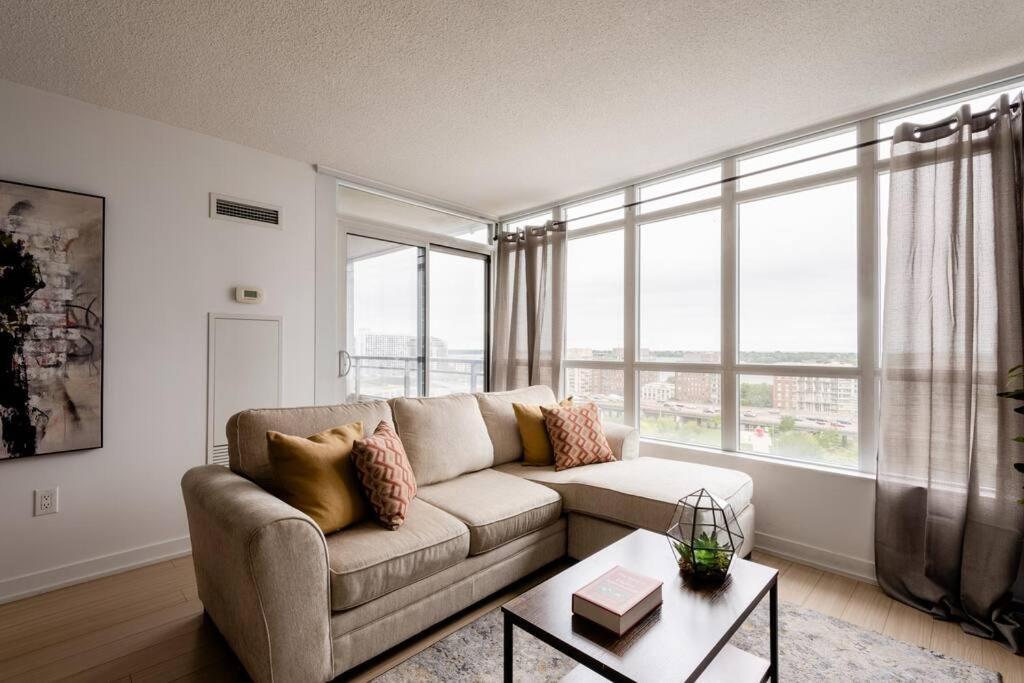 Stylish Downtown Lakeview Condo - One Free Parking Toronto Buitenkant foto