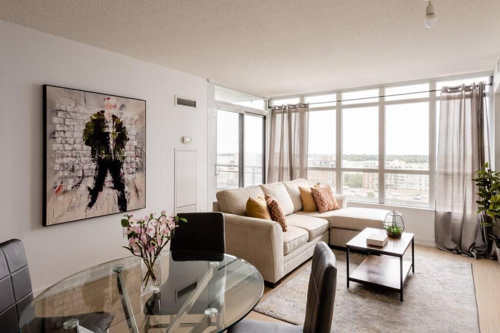 Stylish Downtown Lakeview Condo - One Free Parking Toronto Buitenkant foto