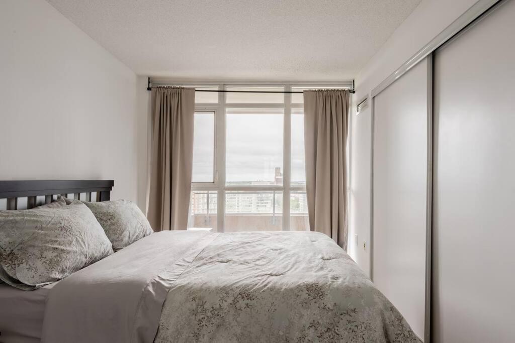 Stylish Downtown Lakeview Condo - One Free Parking Toronto Buitenkant foto