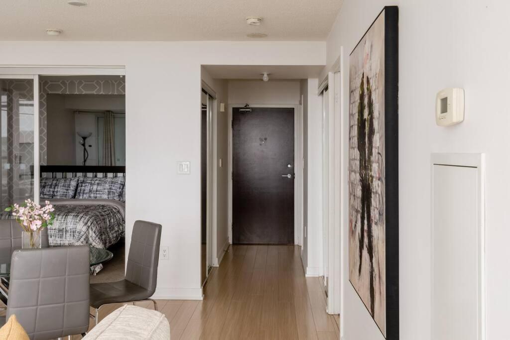 Stylish Downtown Lakeview Condo - One Free Parking Toronto Buitenkant foto