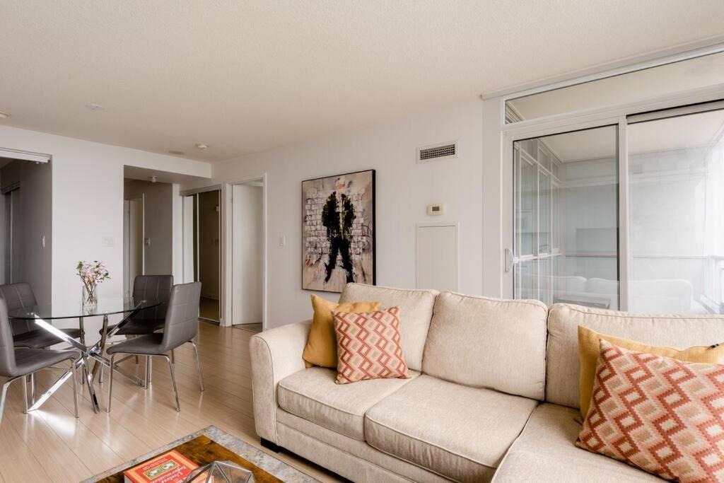 Stylish Downtown Lakeview Condo - One Free Parking Toronto Buitenkant foto