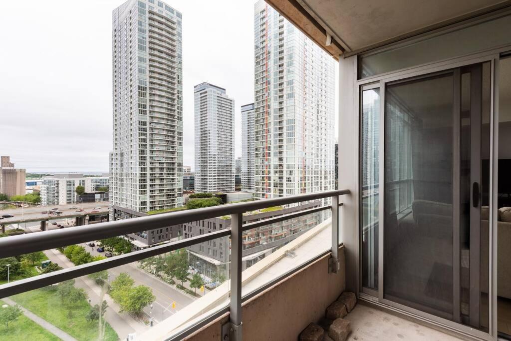 Stylish Downtown Lakeview Condo - One Free Parking Toronto Buitenkant foto