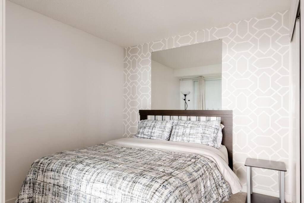 Stylish Downtown Lakeview Condo - One Free Parking Toronto Buitenkant foto