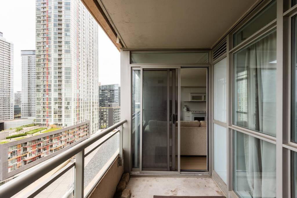 Stylish Downtown Lakeview Condo - One Free Parking Toronto Buitenkant foto