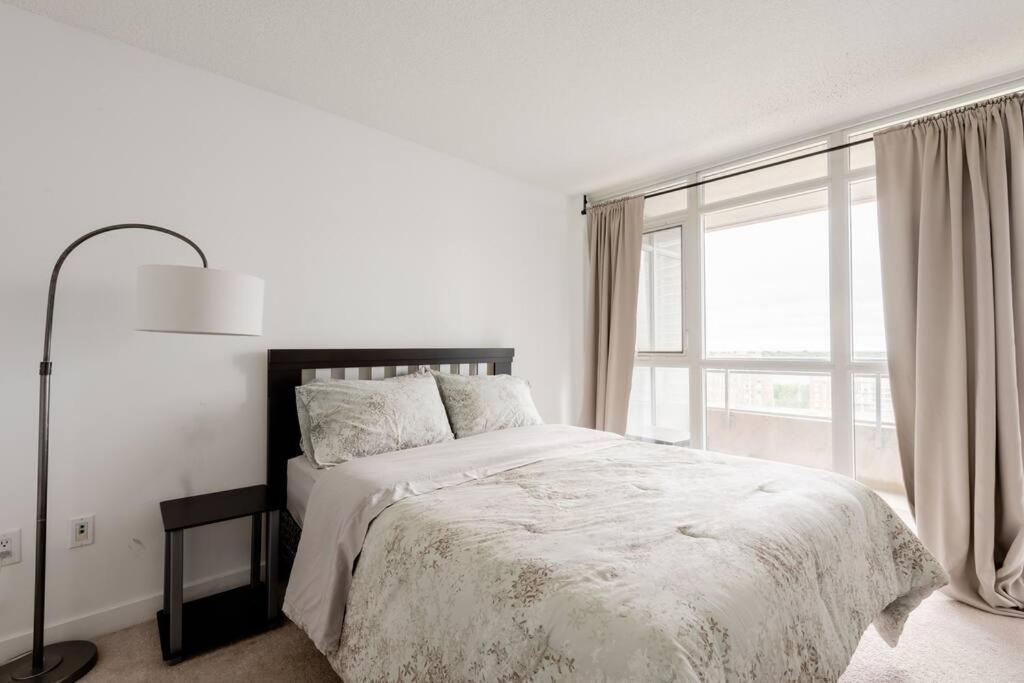 Stylish Downtown Lakeview Condo - One Free Parking Toronto Buitenkant foto