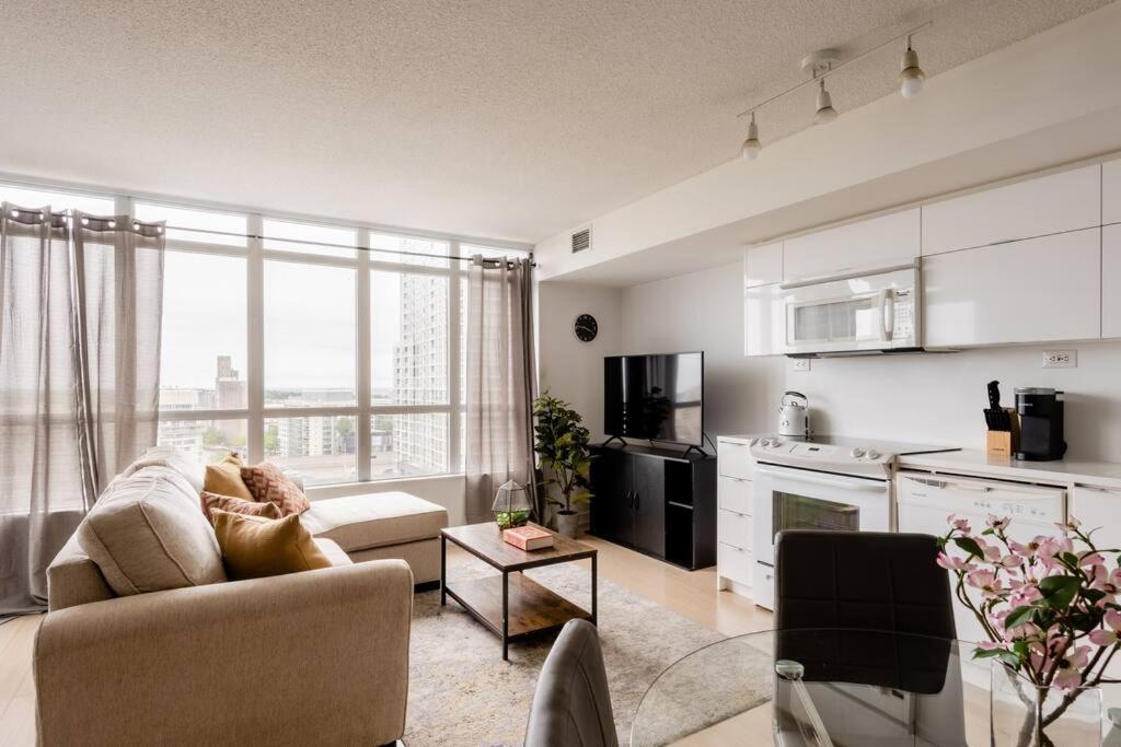 Stylish Downtown Lakeview Condo - One Free Parking Toronto Buitenkant foto