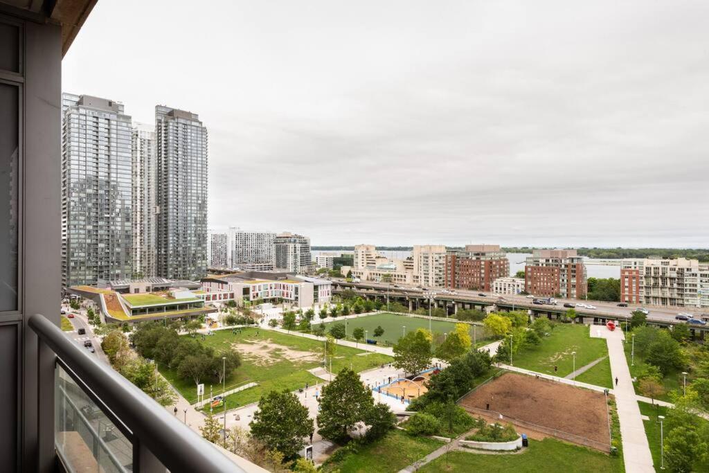 Stylish Downtown Lakeview Condo - One Free Parking Toronto Buitenkant foto